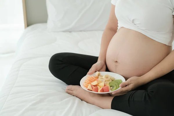 Asiático Marido Cuidar Grávida Esposa Comer Frutas Mistas — Fotografia de Stock