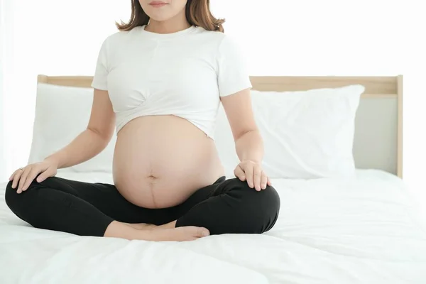 Ásia Grávida Jogar Ioga Poses Cama — Fotografia de Stock