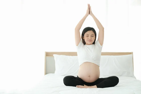 Asijské Těhotná Hrát Jóga Pózuje Posteli — Stock fotografie