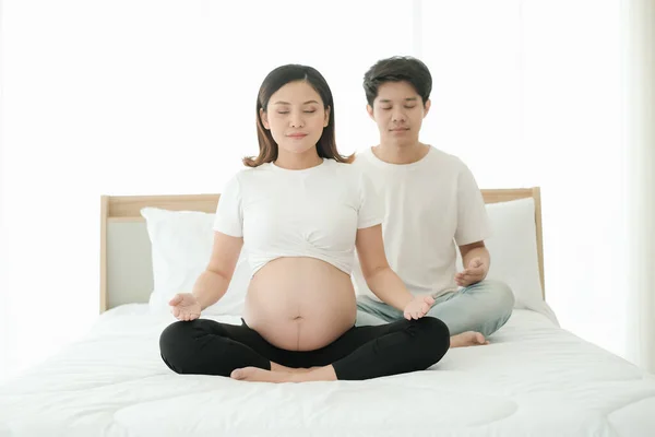 Asijské Manžel Těhotná Hrát Jóga Pózuje Společně Posteli — Stock fotografie