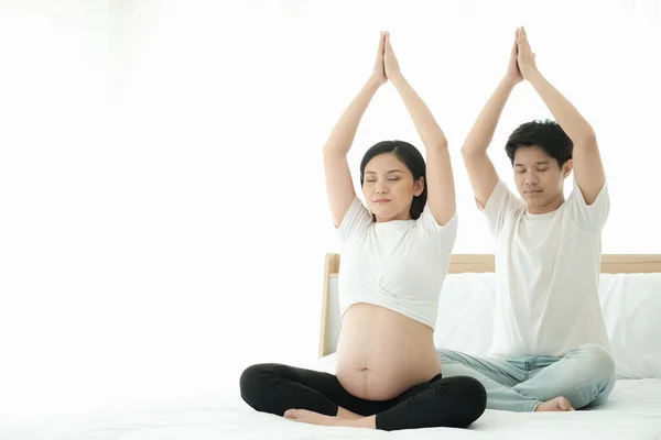 Asijské Manžel Těhotná Hrát Jóga Pózuje Společně Posteli — Stock fotografie