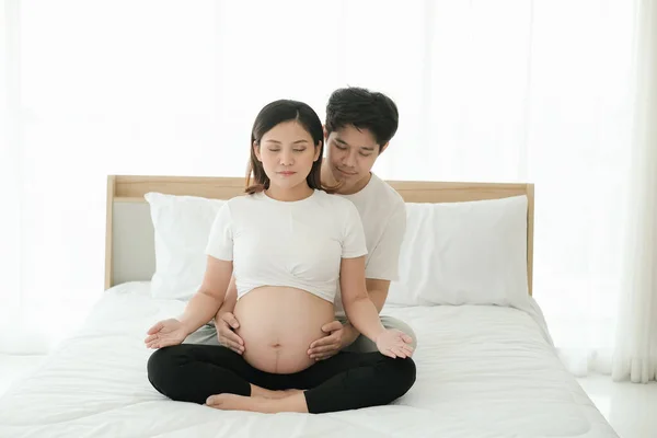 Asiatico Marito Incinta Giocare Yoga Posa Insieme Sul Letto — Foto Stock