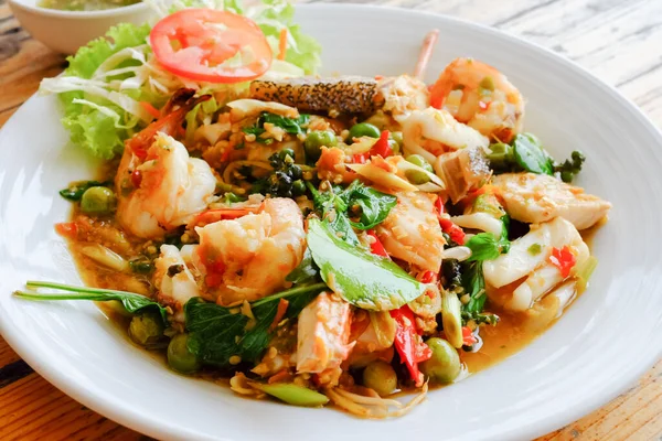 Stir Goreng Seafood Pedas Pada Piring — Stok Foto