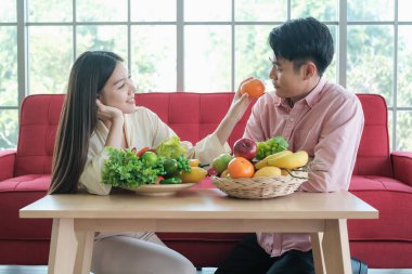 Birbirine aşık Asyalı genç bir çift sağlıklı bir yaşam tarzı ve besin konsepti.