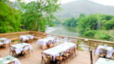 Nehir manzarası yakınındaki soyut bulanık ziyafet masası