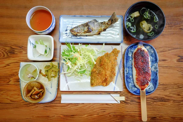 Blick Von Oben Auf Traditionelles Japanisches Essen Auf Den Tisch — Stockfoto