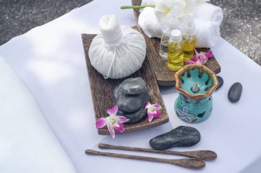 Masaj odasındaki masadaki spa kompozisyonu