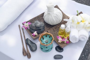 Masaj odasındaki masadaki spa kompozisyonu