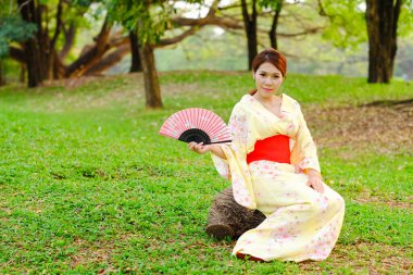 Park 'ta kimono giyen Asyalı kadın portresi.