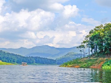 Gökyüzü ve dağlı bataklıklar, Chiang Mai 'deki Mae Ngad Barajı ve Reservoir, suluboya ile resim işleniyor.