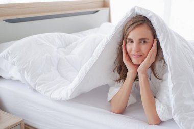 Kadın dinlenme zamanı dinlenme günü sabah yatakta.