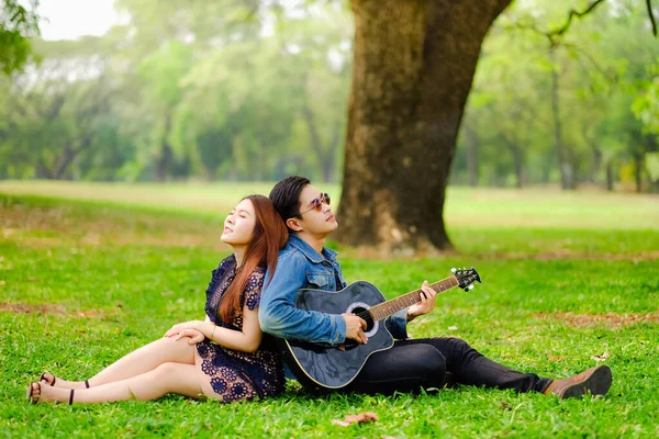 Portret Aziatisch Jong Paar Liefde Vriend Vriendin Spelen Gitaar Park — Stockfoto