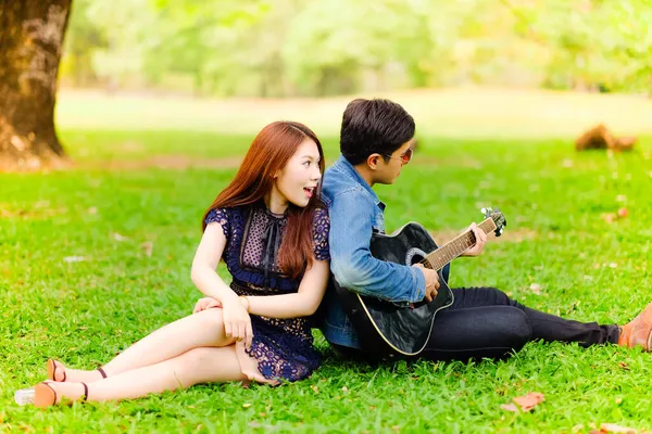 Portret Aziatisch Jong Paar Liefde Vriend Vriendin Spelen Gitaar Park — Stockfoto