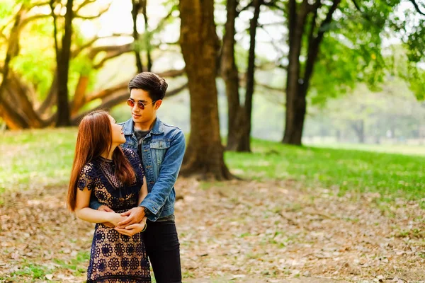 恋爱中的亚洲年轻夫妇 在公园里快乐的男女朋友 — 图库照片