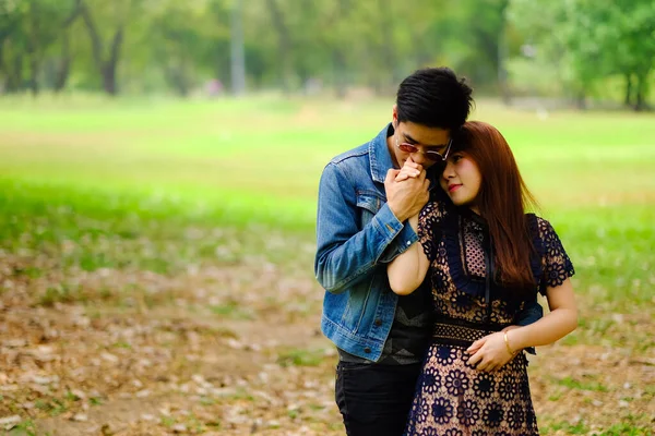Retrato Asiático Jovem Casal Amor Namorado Namorada Feliz Parque — Fotografia de Stock