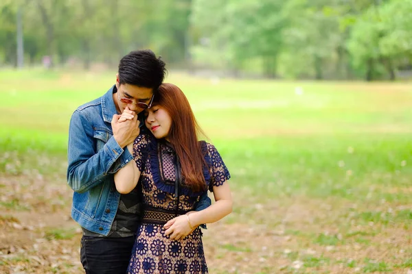 Retrato Asiático Jovem Casal Amor Namorado Namorada Feliz Parque — Fotografia de Stock