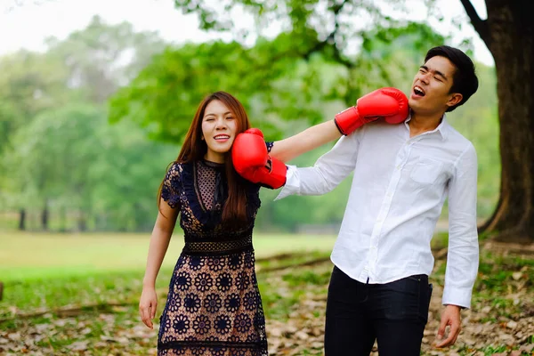 Parkta Boks Kırmızı Eldivenleriyle Dövüşen Iki Asyalı Genç Mutsuz Konsept — Stok fotoğraf