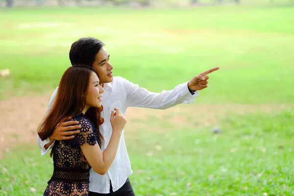 Birbirine Aşık Asyalı Genç Bir Çift Parkta Mutlu Bir Sevgili — Stok fotoğraf