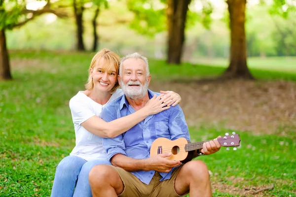肖像画白人のシニア女性と老人 公園で幸せな愛のカップル長老 — ストック写真