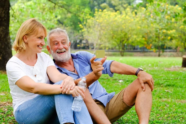 肖像画白人のシニア女性と老人 公園で幸せな愛のカップル長老 — ストック写真