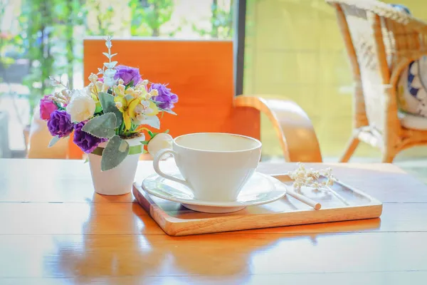 Белая Чашка Кофе Столе Поддельным Цветком — стоковое фото
