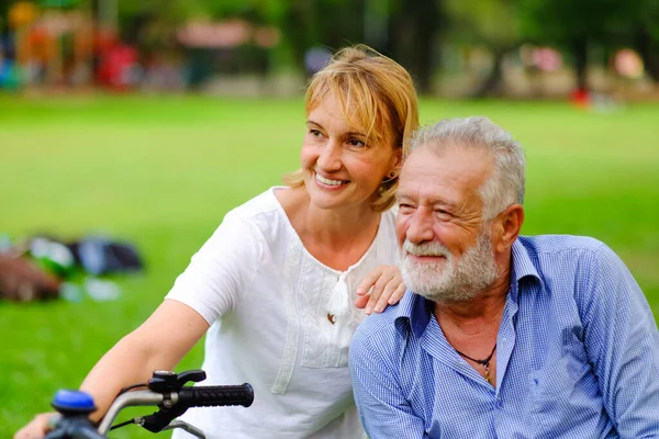 Porträt Kaukasische Seniorin Und Alter Mann Verliebtes Paar Glücklich Park — Stockfoto