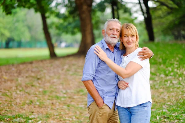 Caucasianシニア女性と老人 カップル年上の愛で幸せな公園 — ストック写真