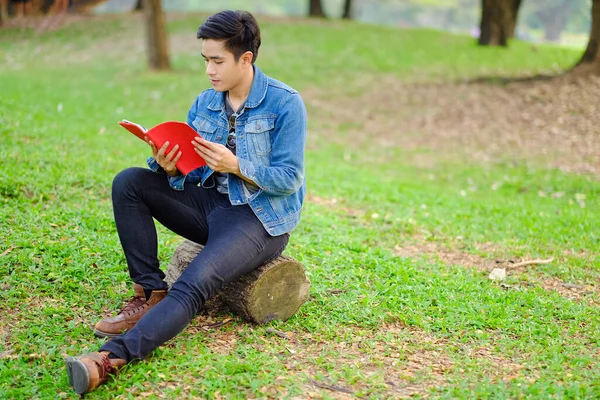 Porträt Asiatischer Mann Glücklich Park Draußen Und Lesen Ein Buch — Stockfoto