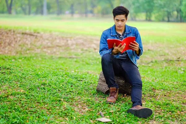 Porträt Asiatischer Mann Glücklich Park Draußen Und Lesen Ein Buch — Stockfoto