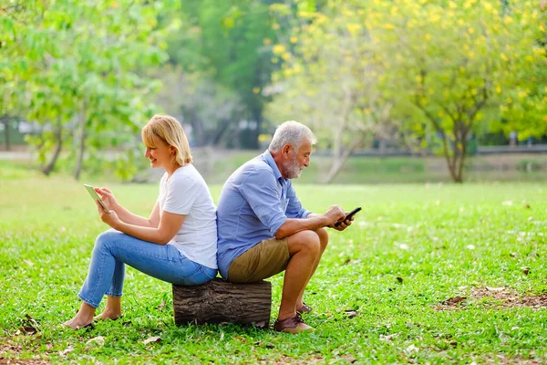 Porträt Kaukasische Seniorin Und Alter Mann Verliebtes Paar Glücklich Park — Stockfoto