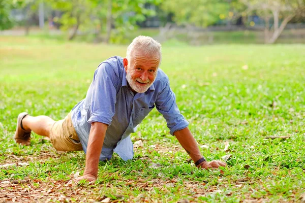 Porträtt Kaukasisk Gammal Man Gör Armhävningar Parken — Stockfoto