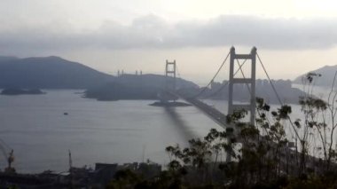 Hong Kong 'daki Tsing Ma Köprüsü' nün tarihi geçmiş şehir görüntüsü.