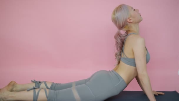 Γοητευτική Ασιάτισσα Γυναίκα Στο Γυμναστήριο Γυμναστήριο Ροζ Φόντο — Αρχείο Βίντεο
