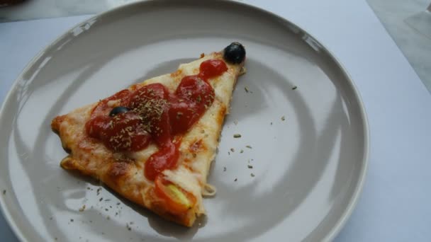 Pizza Pepperroni Tagliati Fette Sul Piatto Origano Che Cade Cima — Video Stock