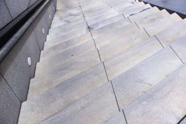 Dışarıdaki beton merdiven, aşağıya bakan merdiven.