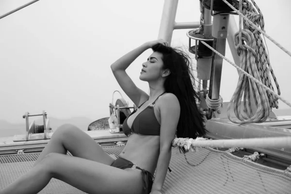 Porträt Sexy Asiatische Frau Trägt Bikini Auf Der Jacht — Stockfoto