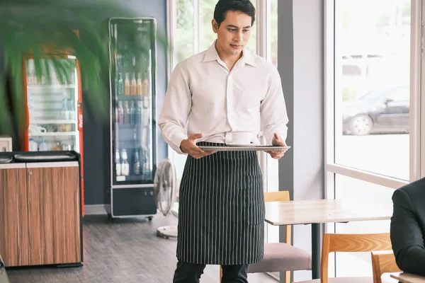 Ázsiai Pincér Szolgált Fel Szolgál Fel Kávét Kávézóban Vagy Étteremben — Stock Fotó