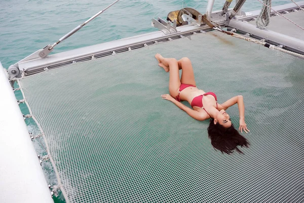 Portret Sexy Azji Kobieta Nosić Bikini Jacht — Zdjęcie stockowe