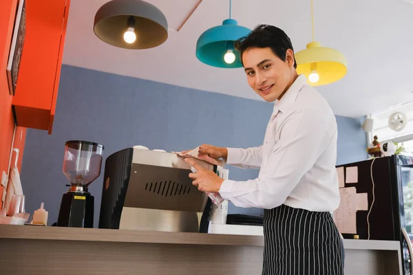 Ázsiai Pincér Szolgált Fel Szolgál Fel Kávét Kávézóban Vagy Étteremben — Stock Fotó