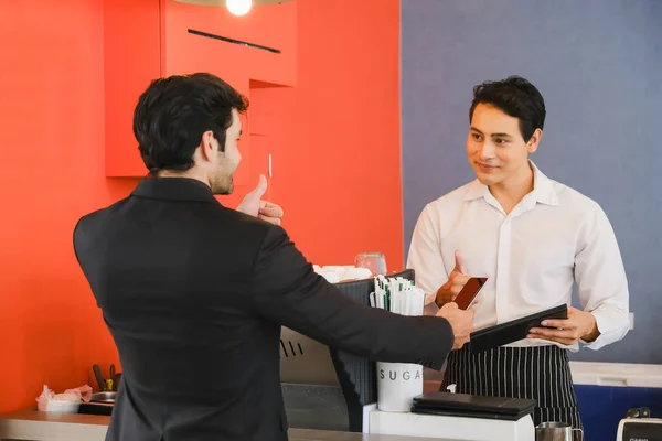 Ázsiai Pincér Szolgálja Kaukázusi Üzletember Kávézóban Vagy Étteremben — Stock Fotó