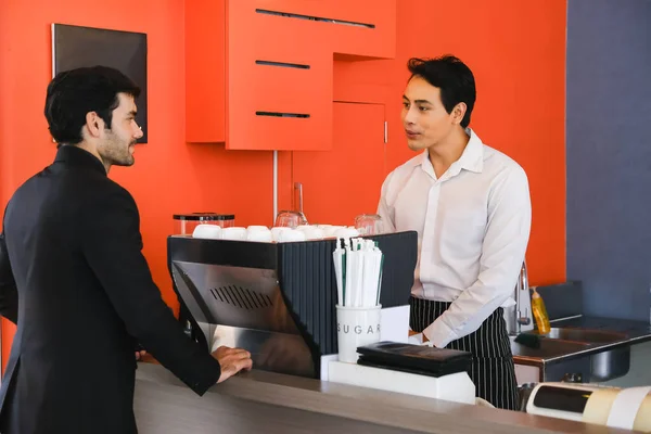 Ázsiai Pincér Szolgálja Kaukázusi Üzletember Kávézóban Vagy Étteremben — Stock Fotó