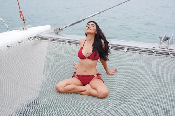 Porträt Sexy Asiatische Frau Trägt Bikini Auf Der Jacht — Stockfoto