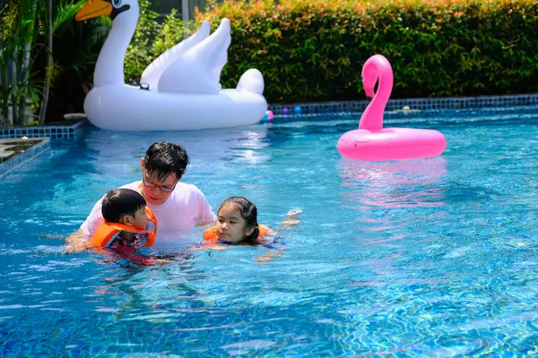 Mutlu Asyalı Bekar Baba Oğlu Kızı Yüzme Havuzunda Oynuyorlar — Stok fotoğraf