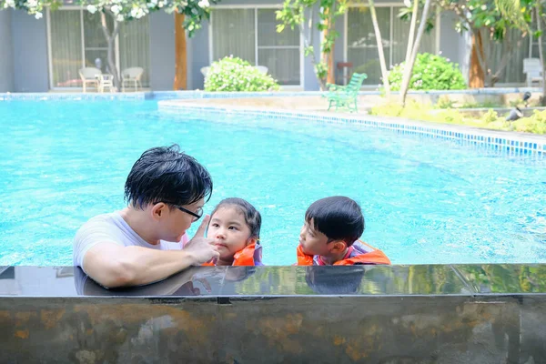 Glücklich Asiatische Allein Papa Mit Sohn Und Tochter Spielen Schwimmbad — Stockfoto