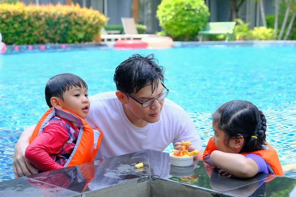 Feliz Asiático Soltero Papá Con Hijo Hija Jugando Piscina — Foto de Stock