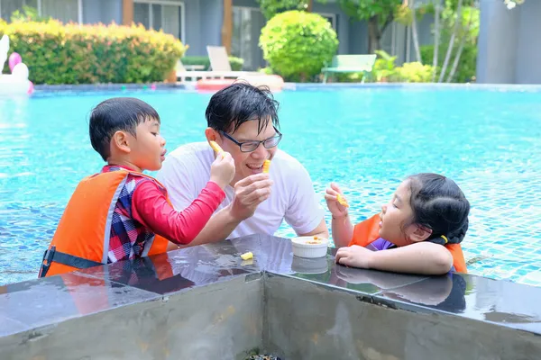 Glücklich Asiatische Allein Papa Mit Sohn Und Tochter Spielen Schwimmbad — Stockfoto