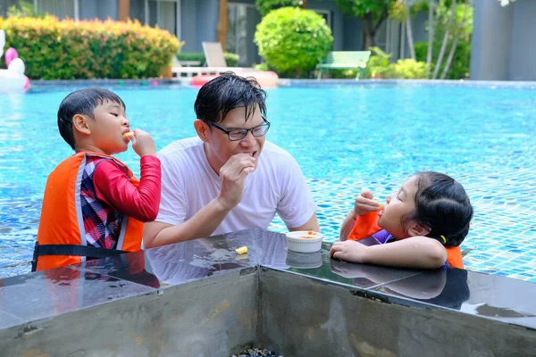 Glücklich Asiatische Allein Papa Mit Sohn Und Tochter Spielen Schwimmbad — Stockfoto