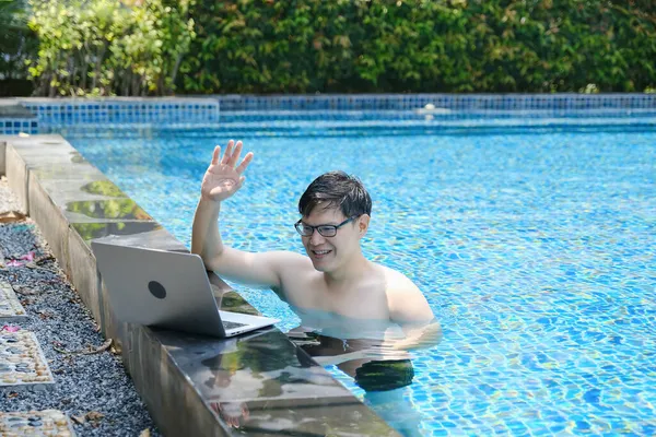 Azji Człowiek Gra Laptop Basen — Zdjęcie stockowe