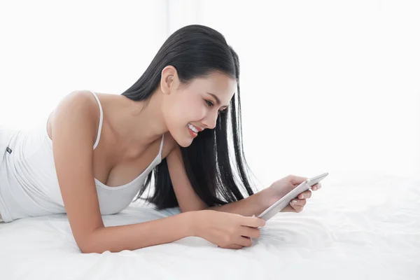 Aziatische Vrouw Liggend Het Bed Ochtend Met Tablet — Stockfoto
