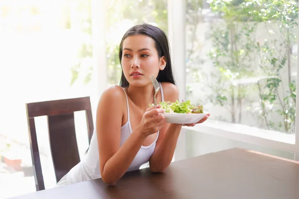 Salatalı Seksi Asyalı Kadın Portresi Sağlıklı Diyet Konsepti — Stok fotoğraf